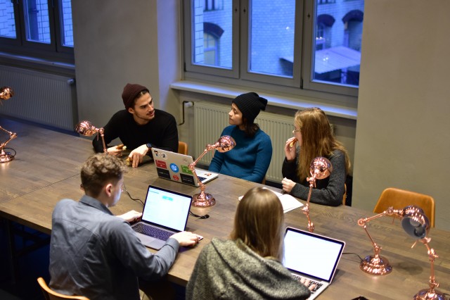 Im Fokus der CODE University of Applied Sciences steht unter anderem praxisnahes Lernen in interdisziplinären Teams.