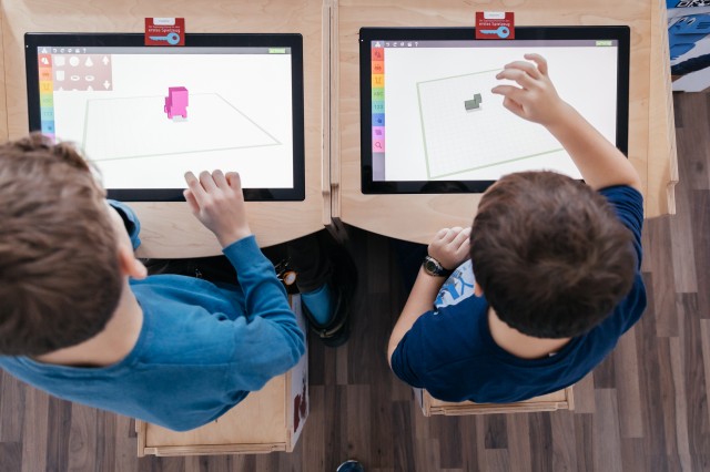 Kinder nutzen TinkerToys Software