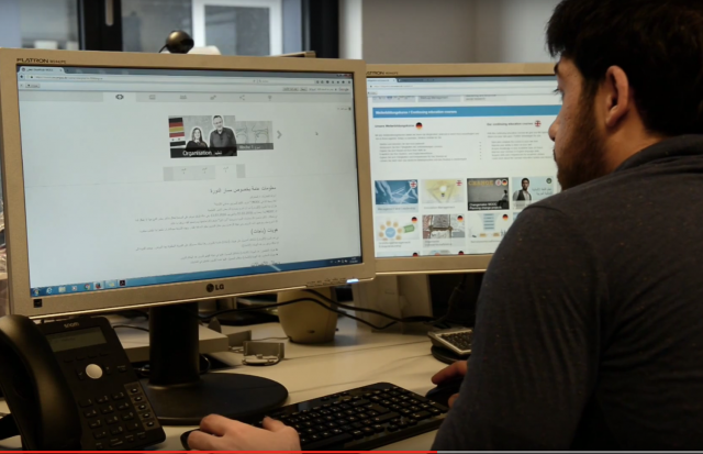 Ein studentischer Mitarbeiter bearbeitet den Kurs.