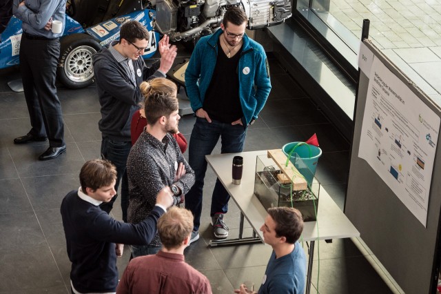 Teilnehmende der Ingenieure ohne Grenzen Challenge 2017/18 im Gespräch vor einem prototypischen Lösungskonzept zum Thema Wasserqualität im ländlichen Tansania