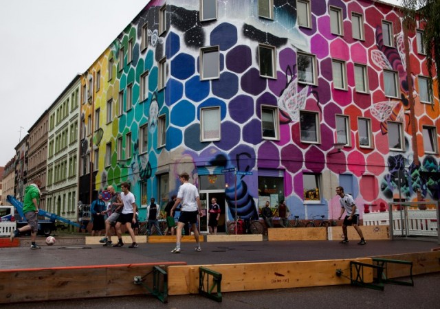 Kinder spielen auf der Straße