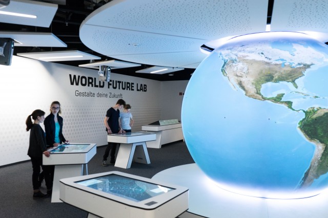 Besucher testen das World Future Lab.