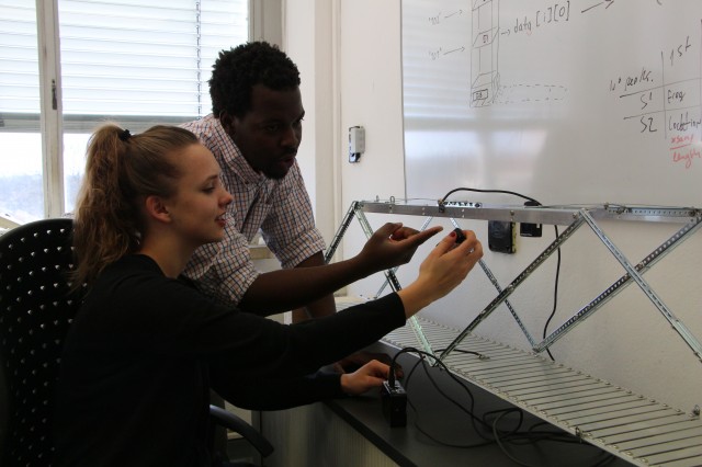 Auf dem Bild ist eine Teststruktur (Modell einer Hängebrücke) zu sehen, die u.a. verwendet wird, um selbst programmierte, intelligente Sensorik in Laborversuchen zu testen.